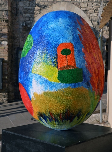 Immagine con uovo, rosso, verde, colori, giallo, scultura, azzurro, blu, dipinto, albero, disegno, colorato, installazione, celeste, esposizione, piedistallo