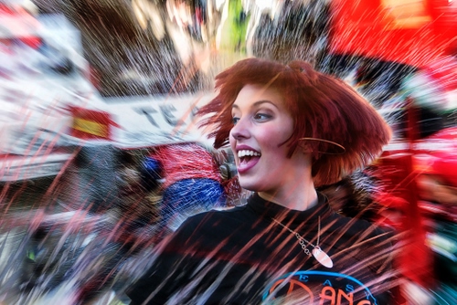 Immagine con capelli, ragazza, sorriso, mosso, rosso, movimento, colori, ritratto, donna, carnevale, medaglia