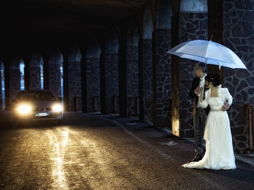 Immagine con sposi, ombrello, fari, automobile, auto, notte, colonne, luci, bianco
