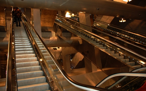 Immagine con scale, gradini, mobili, luci, corrimano, persone, interno