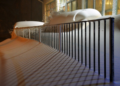 Immagine con neve, finestre, ringhiera, notte, bianco, ombre, inverno, linee, nevicata, luci, vetri, ombra, notturno, cumuli, pianta, nero, soffice, luce, prospettiva