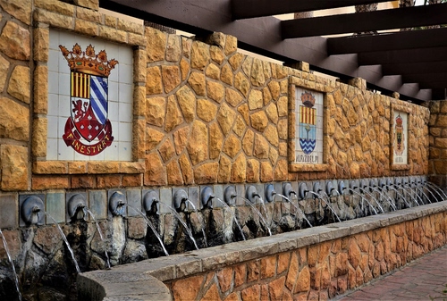 Immagine con stemmi, acqua, muro, travi, fontana, fontane, zampilli, pietra, fontanelle, getti, bianco, corone, vasca, cannelle