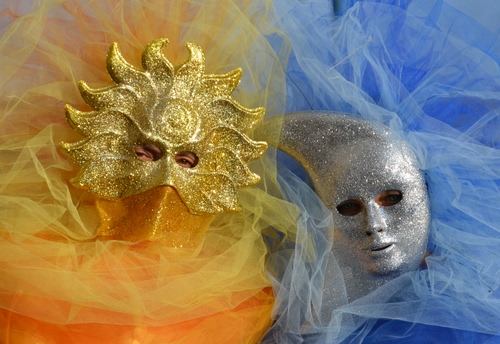 Immagine con maschere, oro, sole, azzurro, luna, argento, giallo, carnevale, due, occhi, tulle, veli, velo, arancione, celeste, maschera, venezia