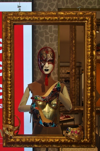 Immagine con cornice, oro, maschera, rosso, scarpe, manichino, quadro, dorato, maschere, tacco, busto, scarpa, tacchi