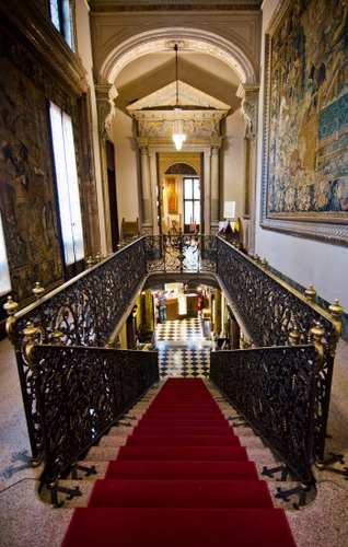 Immagine con tappeto, scala, rosso, ringhiera, palazzo, scalinata, gradini, interno, ferro