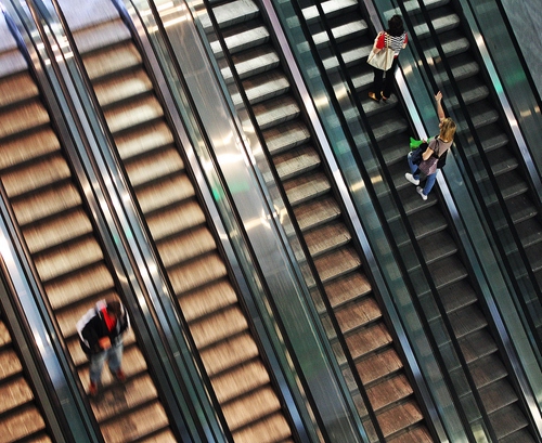 Immagine con scale, persone, tre, mobili, scalini, gradini, salita, salire, corrimano, discesa, scendere, mosso, uomo, donne, scala, vetro