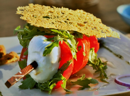 Immagine con mozzarella, pomodoro, cibo, rucola, rosso, spiedino, pomodori, piatto, formaggio, pane, bianco