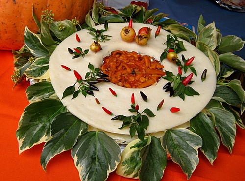 Immagine con piatto, foglie, rosso, peperoncini, peperoncino, cibo, verde, pesce, bianco