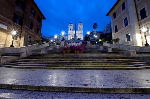 Immagine con scalinata, roma, gradini, chiesa, lampioni, luci, scala, cielo, palazzi, piante, fiori