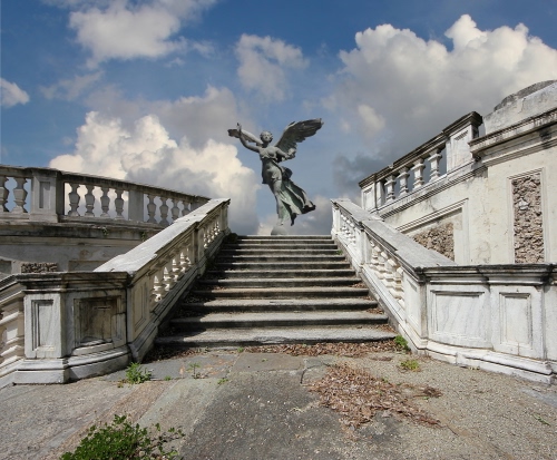 Immagine con nuvole, angelo, gradini, statua, ali, scala, scale, scalinata, cielo, balaustra, monumento