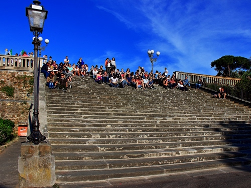 Immagine con persone, scalinata, gradini, cielo, lampioni, lampione, scala, blu