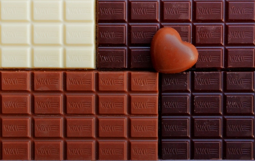 Immagine con cuore, cioccolato, bianco, marrone, fondente, quadretti, latte, rettangoli, dolce, tavolette, cibo, cioccolata