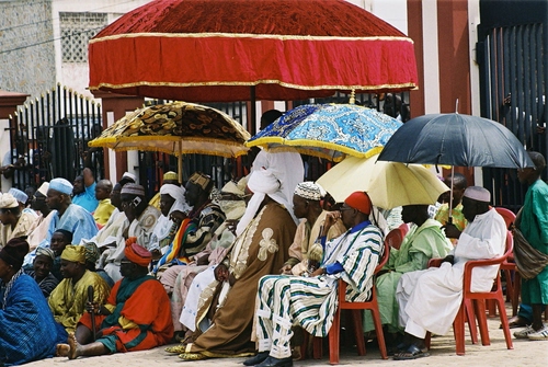 Immagine con ombrelli, sedie, colori, rosso, persone, gente, arabi, bianco
