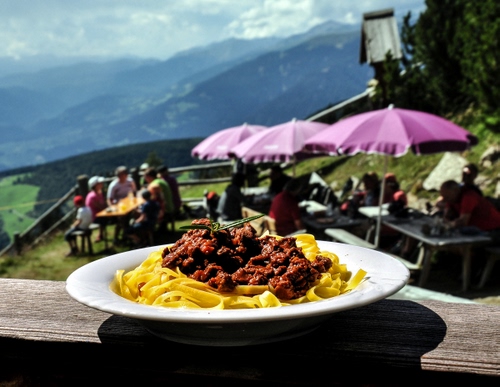 Immagine con pasta, ombrelloni, piatto, ragù, tagliatelle, cibo, montagna, persone