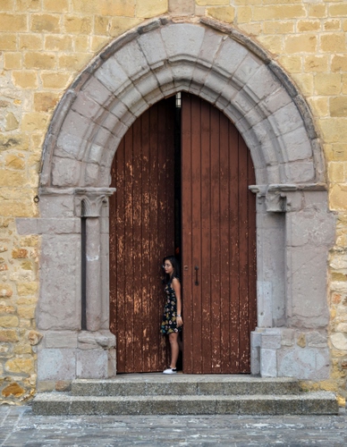 Immagine con portone, ragazza, legno, arco, scalini, donna, colonna, uscio, marrone, portale, gradini, pietra, scale, colonne, grigio, uscire, archi, capitelli, mattoni