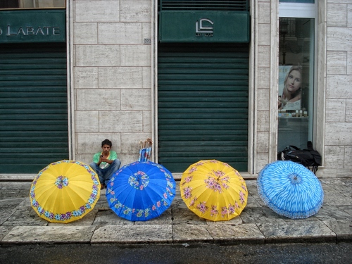 Immagine con ombrelli, giallo, quattro, serrande, azzurro, vetrina, verde, blu, saracinesche