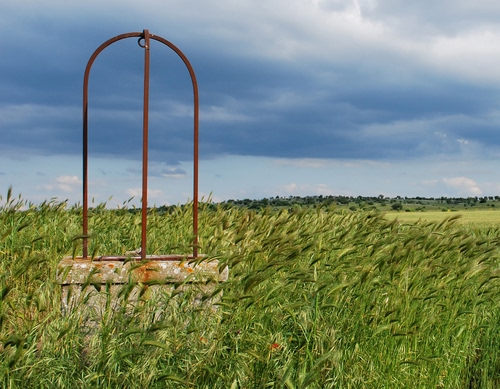 Immagine con pozzo, verde, cielo, spighe, nuvole, grano, campo, prato, ferro