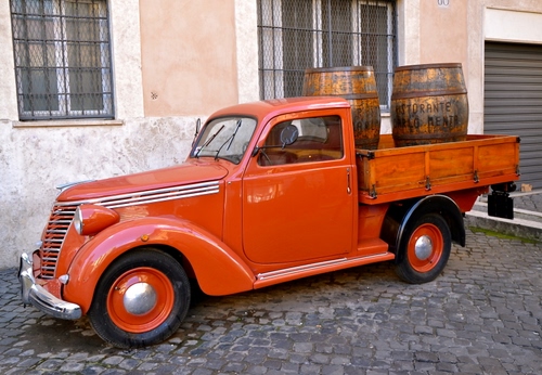 Immagine con botti, ruote, finestre, camion, arancio, fanale, strada, rosso, automobile, furgone, cassone, marrone, arancione, macchina, due, auto