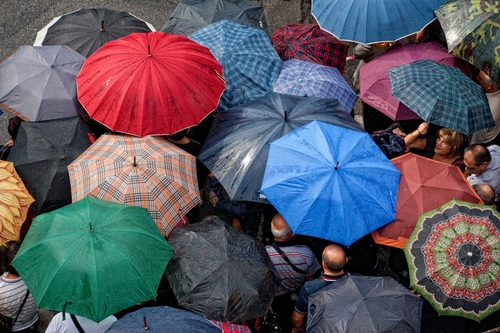 Immagine con ombrelli, pioggia, folla, colori, rosso, gente, persone, multicolori, maltempo