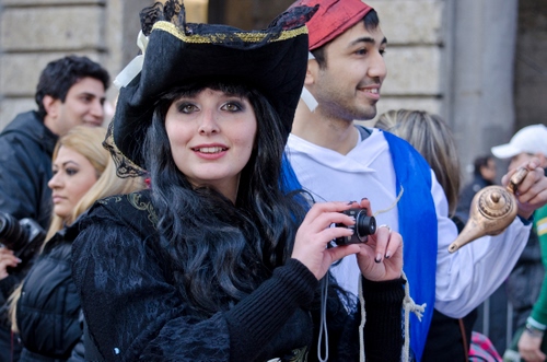 Immagine con donna, cappello, maschera, lampada, sorriso, occhi, aladino, uomo, persone, fotografo, carnevale, nero, fotocamera, fotografa, maschere