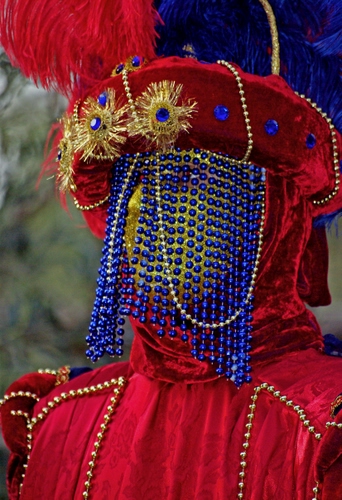 Immagine con maschera, carnevale, rosso, blu, cappello, oro, piume, azzurro, perle