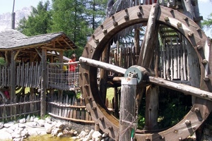 ruota, legno, alberi, mulino, tetto, cerchio, bambini, staccionata, raggi, verde, pietre, parco, capanna, acqua, palizzata, gioco, assi, ingranaggio, sassi