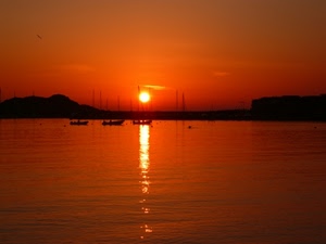 tramonto, sole, barche, mare, acqua, rosso, arancione, riflesso, cielo