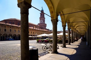 colonne, biciclette, portico, piazza, archi, torre, ombre, campanile, porticato, portici, ombra, tende, ombrelloni, prospettiva
