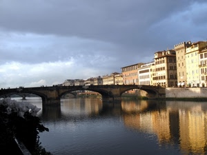 fiume, ponte, nuvole, archi, riflesso, riflessi, cielo, palazzi, acqua, finestre, fiori, arcate, case, firenze