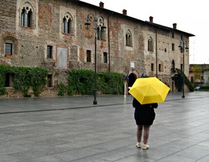 ombrello, giallo, lampioni, finestre, piazza, pioggia, bifore, donna, palazzo, comignoli, verde, passante, edificio, strada, rampicante, castello, piante, persona