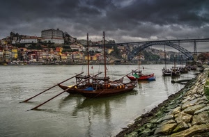 fiume, ponte, barche, nuvole, acqua, cielo, remi, case, arco, maltempo, città, palazzi, riva, arcata, massi, riflessi, alberi