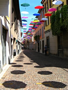ombrelli, ombre, strada, case, cielo, finestre, colori, porte, rosso, verde, via, multicolore, ombra, passante, bianco, palazzi, appesi, azzurro, giallo