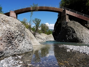 ponte, acqua, fiume, alberi, sassi, rocce, cielo, riflesso, massi, nuvole, azzurro, riflessi, arco, piante, pietre, torrente, parapetto, roccia