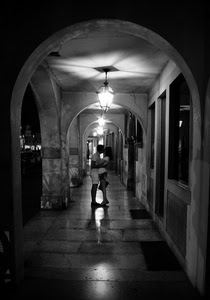 lampioni, archi, bianconero, notte, luci, portici, bacio, portico, due, innamorati, riflessi, riflesso, amore, lampione, ombre, colonne