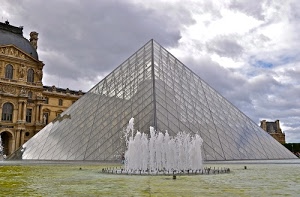 fontana, piramide, cielo, palazzo, nuvole, museo, vetro, zampilli, acqua, louvre, getti, finestre, parigi, nuvoloso, edificio