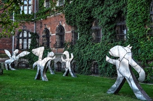 finestre, prato, erba, verde, palazzo, sculture, statue, piante, arte, grate, rampicante, rampicanti, bianco, giardino, archi, edera, mattoni, metallo