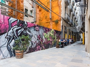 murales, strada, piante, vasi, graffiti, balconi, persone, tavolini, giallo, pianta, fiori, via, bar, gente, tavoli, vaso, graffito