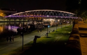 ponte, fiume, luci, lampioni, persone, notte, strada, riflessi, notturno, panchine, acqua, viola, verde, ombre, buio, case, arco