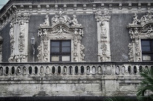 balcone, finestre, balaustra, sculture, barocco, palazzo, decorazioni, finestra, verde, grigio, porte, putti, bassorilievi, statue, vetri, palma, bianconero