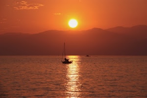 mare, barca, tramonto, sole, acqua, montagne, riflesso, alba, rosso, cielo, nuvole, controluce, silhouette, arancione, imbarcazione, albero