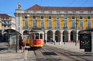 tram, finestre, giallo, archi, palazzo, rotaie, binari, rosso, fermata, pensilina, uomo, piazza, città, pubblicità, lisbona, tetti, tetto, case, cielo, edificio, persone