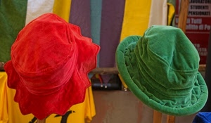 rosso, verde, cappelli, due, giallo, vetrina, velluto