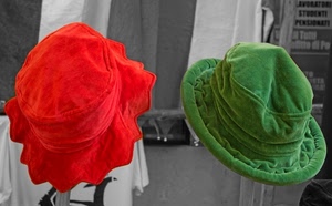 verde, cappelli, rosso, vetrina, due, velluto, negozio