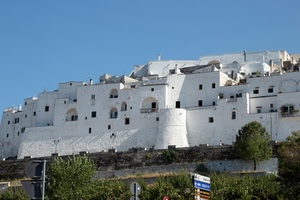 cielo, bianco, alberi, finestre, case, paese, azzurro, verde, cartelli, borgo, paesaggio, città, archi, scorcio, torre