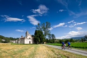 chiesa, biciclette, alberi, cielo, nuvole, prato, strada, campagna, ciclisti