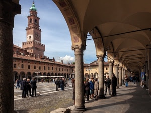 piazza, colonne, torre, portico, archi, persone, cielo, orologio, campanile, finestre, passanti, portici, capitelli, nuvole, lampioni, ombre