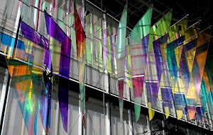 colori, triangoli, bandiere, finestre, verde, vetro, vetrate, palazzo, rosso, vele, viola, trasparenze, riflessi, blu, vetri