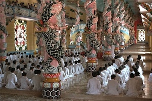 colonne, bianco, tempio, religione, religiosi, preghiera, decorazioni, finestre, fedeli, persone, colori, seduti, religioso, sculture, monaci, file, rosa