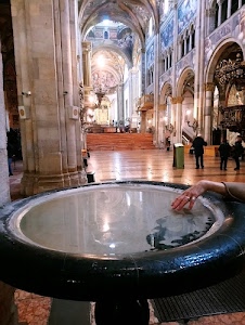 mano, chiesa, acqua, acquasantiera, colonne, archi, persone, navata, altoparlanti, pulpito, religioso, affreschi, riflesso, altare, centrale, interno, religione, pilastri, battesimale, anelli, scalinata