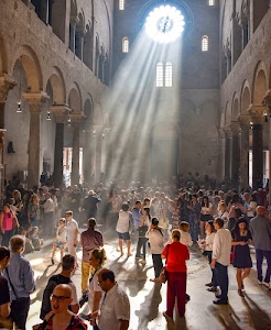 chiesa, raggi, colonne, persone, rosone, luce, archi, finestre, navata, gente, folla, ombre, rosso, sole, fedeli